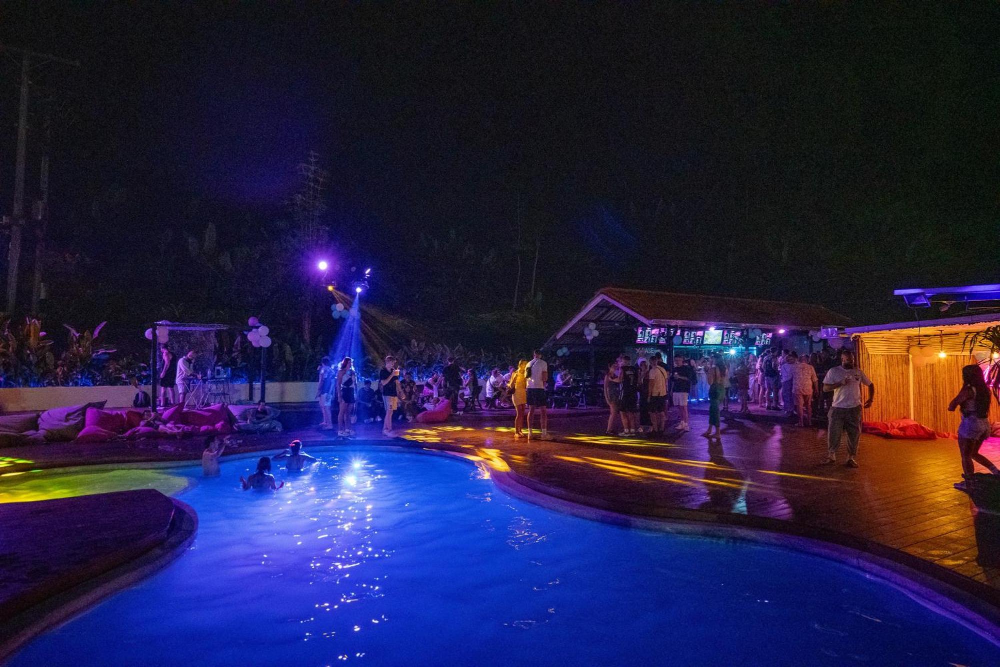 Base Party Hostel Ao Nang Eksteriør bilde