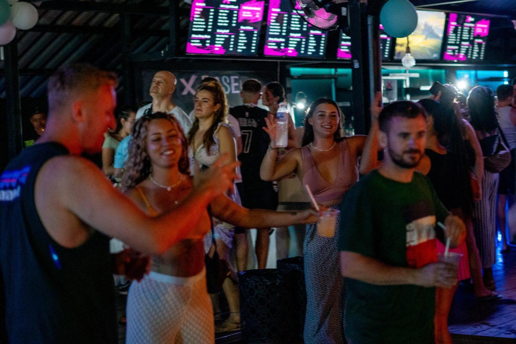 Base Party Hostel Ao Nang Eksteriør bilde