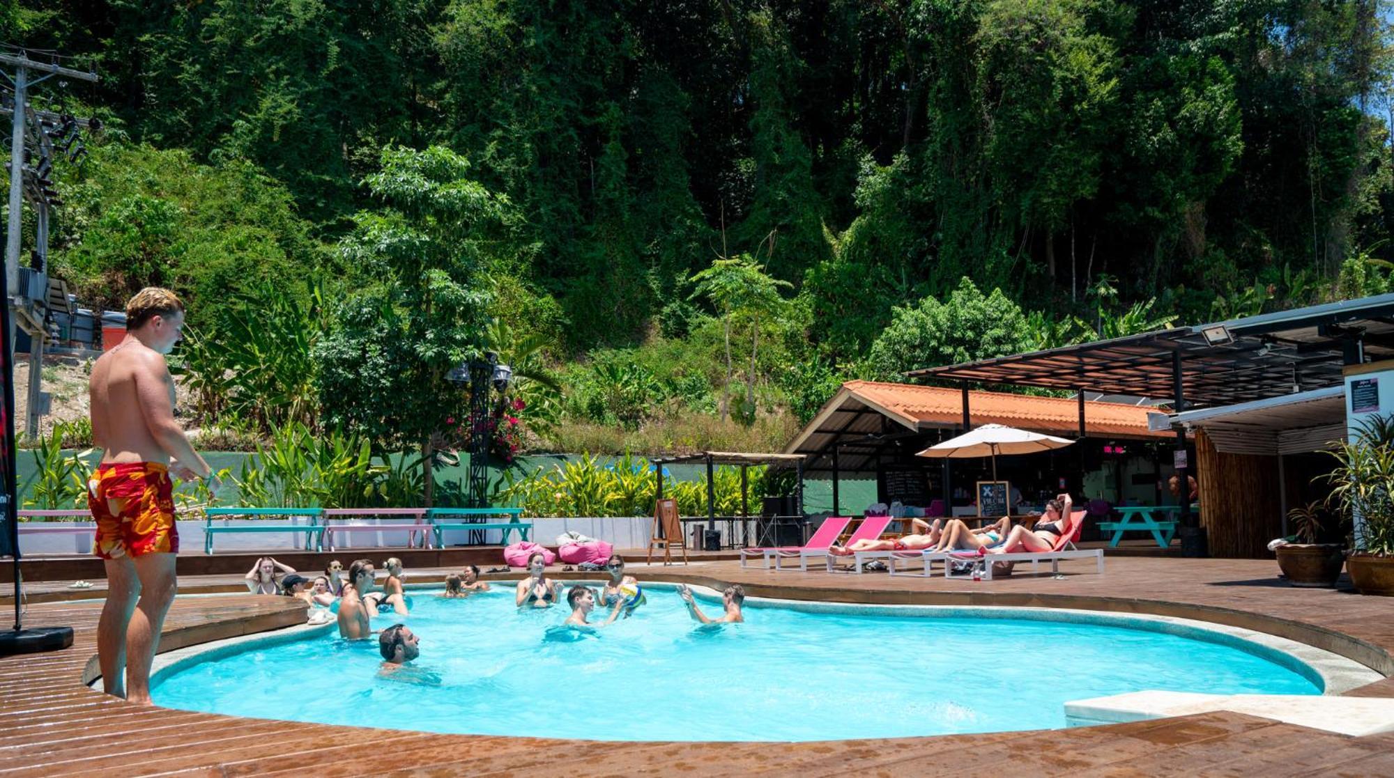 Base Party Hostel Ao Nang Eksteriør bilde
